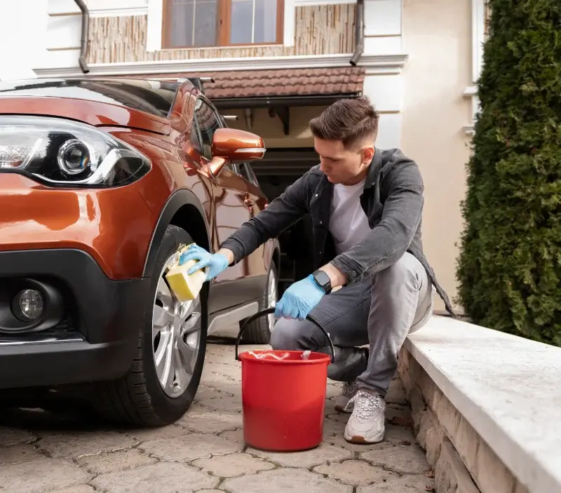 Lavage auto à domicile Champillet : professionnel intervenant sur un véhicule
